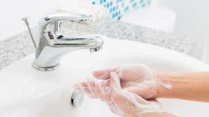 דיספנסר תלוי לסבון נוזלי